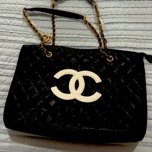 Black casual handbag great for all occasions.